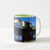 ビーチの小屋と青い空の英語の海辺の写真 ツートーンマグカップ (正面右)