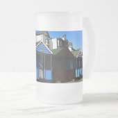 ビーチの小屋と青い空の英語の海辺の写真 フロストグラスビールジョッキ (正面右)