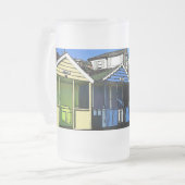 ビーチの小屋と青い空の英語の海辺の写真 フロストグラスビールジョッキ (正面左)