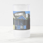 ビーチの小屋と青い空の英語の海辺の写真 フロストグラスビールジョッキ (中央)