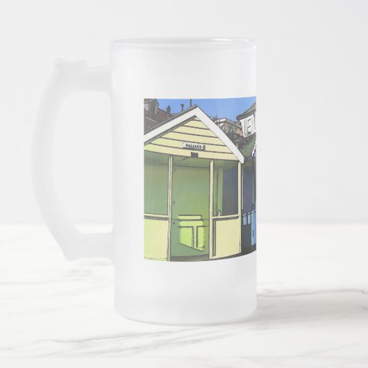 ビーチの小屋と青い空の英語の海辺の写真 フロストグラスビールジョッキ (左)