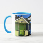 ビーチの小屋と青い空の英語の海辺の写真 マグカップ (左)