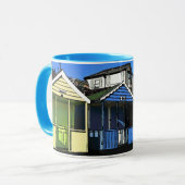 ビーチの小屋と青い空の英語の海辺の写真 マグカップ (正面左)