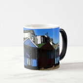 ビーチの小屋と青い空の英語の海辺の写真 モーフィングマグカップ (正面右)