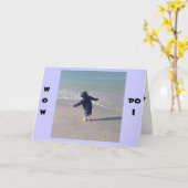 ビーチの少年は「ハッピーバースデー」 カード (黄色い花)