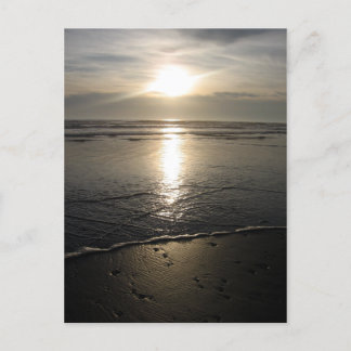 ビーチの岩と夕日 ポストカード