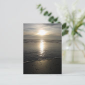 ビーチの岩と夕日 ポストカード (スタンド正面)