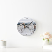 ビーチの時計で走っている野生の馬 ラウンド壁時計 (ホーム)