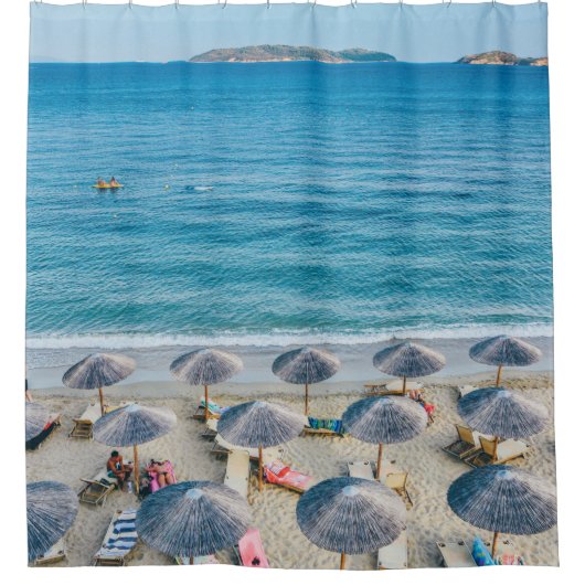 ビーチの海に面した海岸のラウンジ シャワーカーテン (正面)