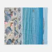 ビーチの海に面した海岸のラウンジ フリースブランケット (正面(横))