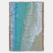 ビーチの海岸で衝突する明るい水の白い波 スローブランケット (正面縦)