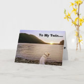 ビーチの犬が「ハッピーバースデー」と言う カード (黄色い花)