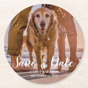 ビーチの犬とカップルのSave the Date ラウンドペーパーコースター