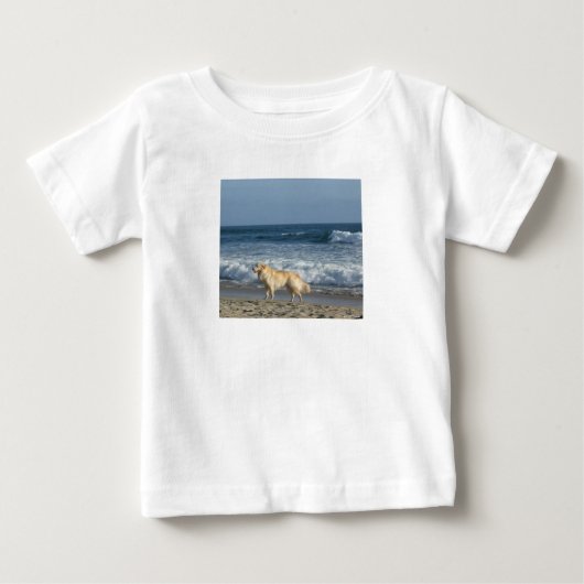 ビーチの犬 ベビーTシャツ (正面)