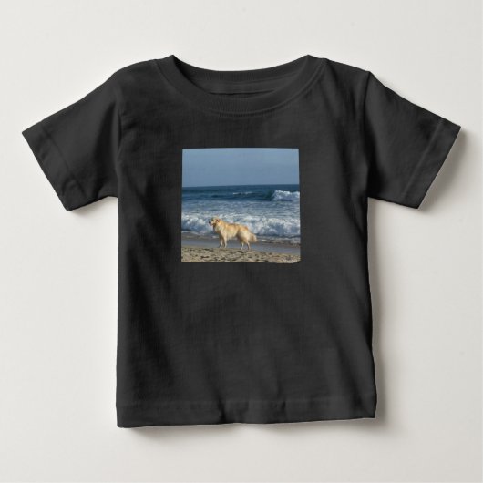 ビーチの犬 ベビーTシャツ (正面)