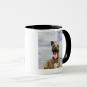 ビーチの犬 マグカップ (正面右)