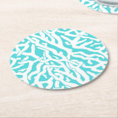 ビーチの珊瑚礁パターン航海ので白い青 ラウンドペーパーコースター (アングル)