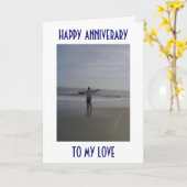 ビーチの男が記念日に愛を宣言 カード (黄色い花)