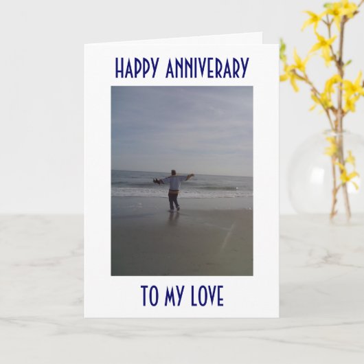 ビーチの男が記念日に愛を宣言 カード (黄色い花)