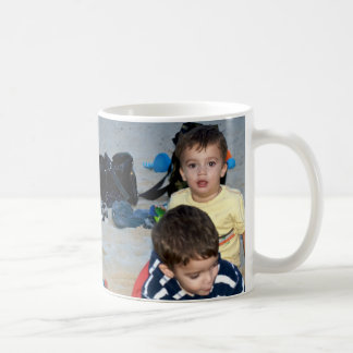ビーチの男の子 コーヒーマグカップ