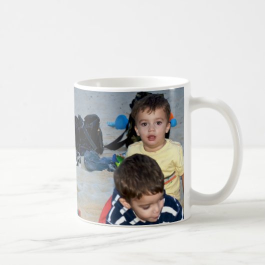 ビーチの男の子 コーヒーマグカップ (右)