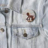 ビーチの砂で遊んでいるベビー 缶バッジ (インサイチュ)