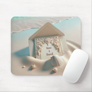 ビーチの砂にウェディング招待状 マウスパッド