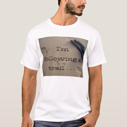 ビーチの砂の足跡の道愛ビーチのTシャツ Tシャツ (正面)