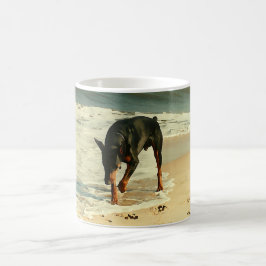 ビーチの絵画のイメージのドーベルマン犬 コーヒーマグカップ
