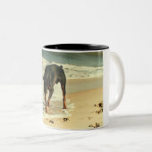 ビーチの絵画のイメージのドーベルマン犬 ツートーンマグカップ (正面右)