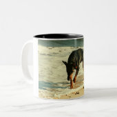 ビーチの絵画のイメージのドーベルマン犬 ツートーンマグカップ (正面左)