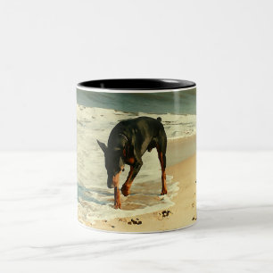 ビーチの絵画のイメージのドーベルマン犬 ツートーンマグカップ
