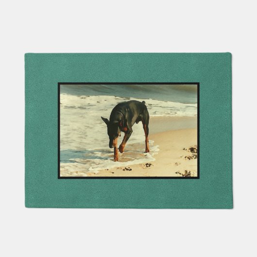 ビーチの絵画のイメージのドーベルマン犬 ドアマット (正面)