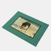 ビーチの絵画のイメージのドーベルマン犬 ドアマット (アングル)