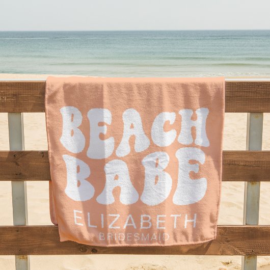 ビーチの美女がおしゃれなピンクのクールなパーティー ビーチタオル