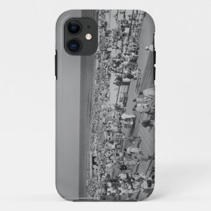 ビーチの群集 iPhone 11 ケース