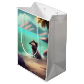 ビーチの芸術絵画を楽しむパグ ミディアムペーパーバッグ (裏面アングル)