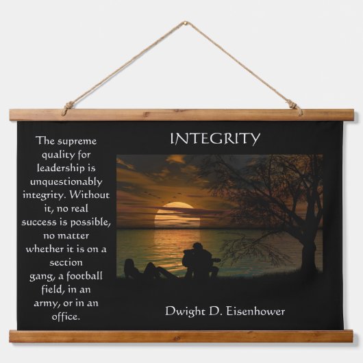 ビーチの若いカップルのシルエット 吊り下げ型タペストリー (正面)