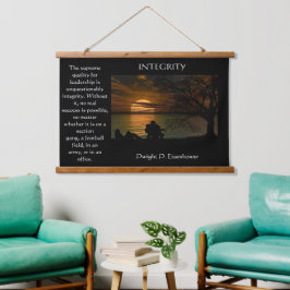 ビーチの若いカップルのシルエット 吊り下げ型タペストリー