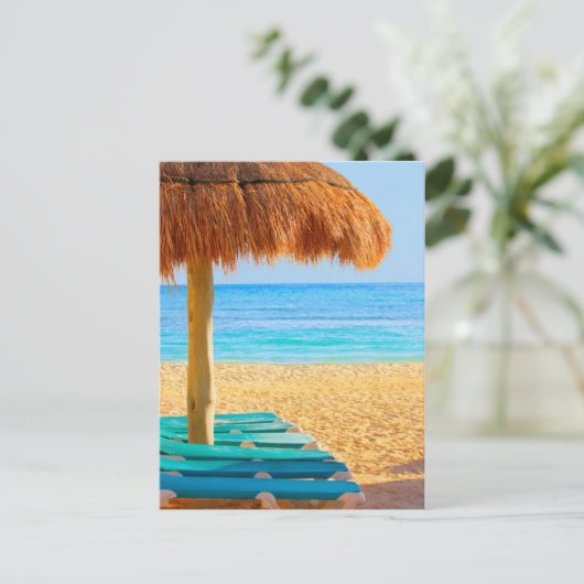 ビーチの草の小屋とリクライニングチェア ポストカード (スタンド正面)