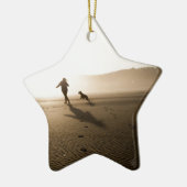 ビーチの親友女の子および犬 セラミックオーナメント (左)