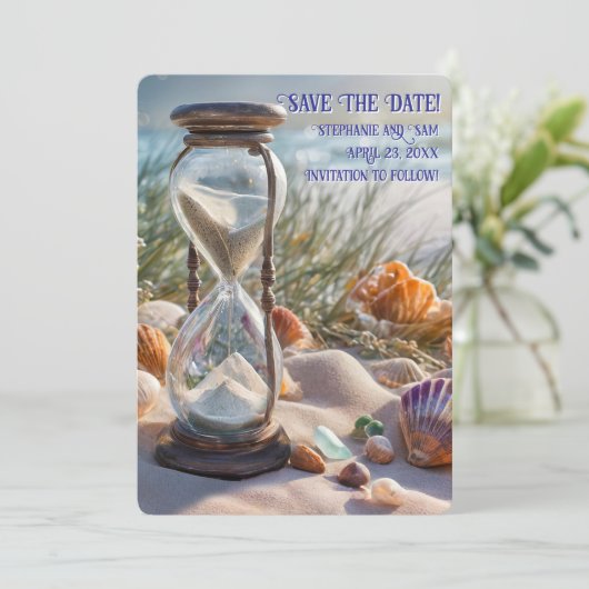 ビーチの貝殻と砂時計のSave the Date 招待状 (スタンド正面)