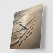 ビーチの足跡と海の泡 スクエア壁時計 (傾斜)