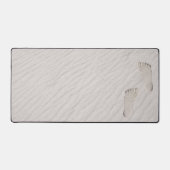 ビーチの足跡を砂に デスクマット (正面)