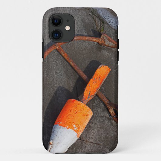 ビーチの錆ついたいかりそしてブイ Case-Mate iPhoneケース (裏面)