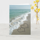 ビーチの2つの砂のハート、ロマンチックな海 カード (黄色い花)