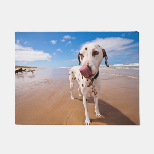 ビーチのDalmatian犬 ドアマット (正面)