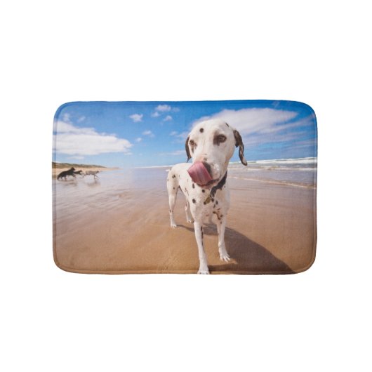 ビーチのDalmatian犬 バスマット (正面)