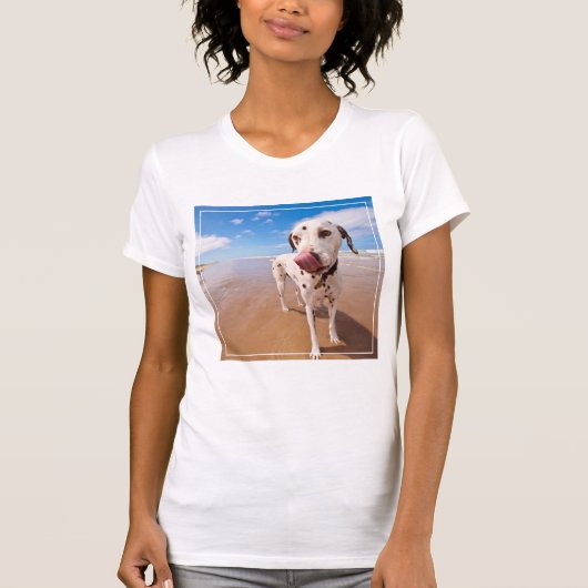 ビーチのDalmatian犬 Tシャツ (正面)