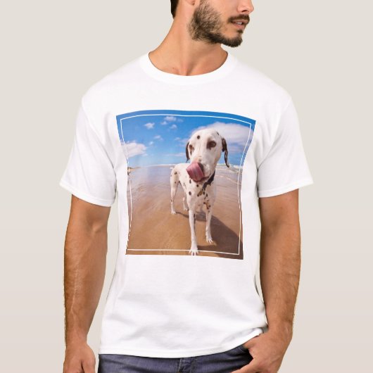ビーチのDalmatian犬 Tシャツ (正面)